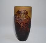GALLE 
Vase en verre multicouche à décor dégagé à l'acide...