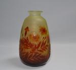GALLE
Oeillets
Vase en verre multicouche à décor dégagé à l'acide de...