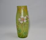 VASE en verre teinté à décor émaillé de fleurs
Circa 1900
H.:...
