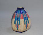 LONGWY
Vase à pans en faïence à décor géométrique
H.: 12.5 cm