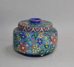 LONGWY
Pot couvert en faïence à décor émaillé polychrome
H.: 11.5 cm...