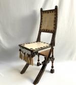 Carlo BUGATTI (1856-1940)
Chaise de travail en bois noirci, noyer, corne,...