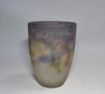 MULLER Frères à LUNEVILLE
Vase en verre marmoréen, signé
H.: 13.6 cm