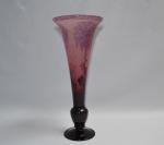 LE VERRE FRANCAIS
Dahlias
Vase cornet en verre gravé à l'acide à...