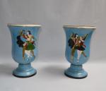 ANNEES 1930
Opera
Paire de vases en porcelaine à décor polychrome d'un...