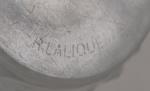 R. LALIQUE
Poisson boule
Vase ovoïde en verre moulé pressé, signé "R....