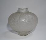 R. LALIQUE
Aras, modèle créé en 1924. 
Vase en verre blanc...