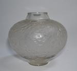 R. LALIQUE
Aras, modèle créé en 1924. 
Vase en verre blanc...