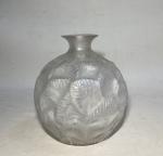 R. LALIQUE France
Ormeaux, ou Feuillages, modèle créé en 1926. 
Vase...