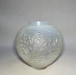 R. LALIQUE
Gui, modèle créé en 1920. 
Vase en cristal, signé
H.:...