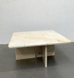 ANNEES 1970-80
Table basse en travertin de forme carrée, reposant sur...