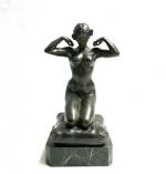 Paul PONSARD (1882-1915)
Femme nue agenouillée sur un coussin, 1921. 
Bronze...