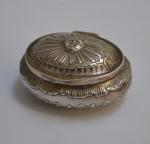 BOITE couverte en argent de forme ovale à décor d'une...
