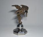 MASCOTTE en bronze figurant un héron, présentée sur un socle...