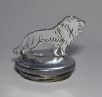 MASCOTTE en métal argenté figurant un lion sur un couvercle
H.:...