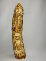 CHINE
Important sujet en ivoire sculpté représentant un sage, signé
Fin XIXème
H.:...