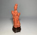 ASIE 
Sujet en corail sculpté représentant une femme et un...