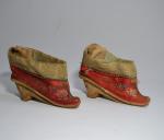CHINE
Paire de souliers en soie brodée
L.: 13.5 cm (usures)