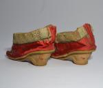 CHINE
Paire de souliers en soie brodée
L.: 13.5 cm (usures)