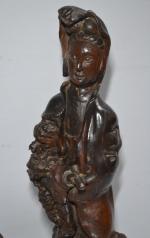 CHINE
Groupe en bois sculpté dans une racine figurant une femme...
