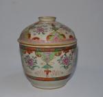 CHINE
Pot couvert en porcelaine à décor polychrome de fleurs et...