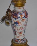 CHINE
Vase en porcelaine Imari, monté en lampe à pétrole puis...
