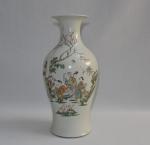 CHINE
Vase en porcelaine de forme balustre à décor polychrome d'une...