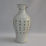 CHINE
Vase en porcelaine de forme balustre à décor polychrome d'une...
