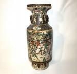 CHINE Nankin
Vase en porcelaine à décor polychrome
H.: 60 cm (légers...