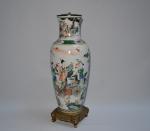 CHINE
Vase en porcelaine à décor polychrome de personnages dans des...