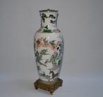 CHINE
Vase en porcelaine à décor polychrome de personnages dans des...