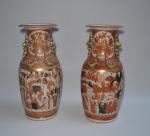 CHINE
Paire de vases en porcelaine de forme balustre à décor...