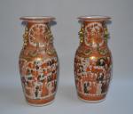 CHINE
Paire de vases en porcelaine de forme balustre à décor...