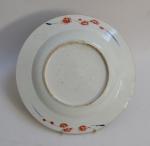 CHINE
Plat rond en porcelaine à décor Imari
XVIIIème
D.: 28 cm (égrenure...