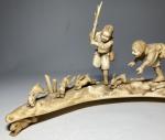 JAPON
Okimono en ivoire sculpté représentant une chasse au lapins, signé
Fin...