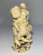 JAPON
Okimono en ivoire sculpté représentant Ashinaga et Tenaga
Fin XIXème
H.: 13.1...