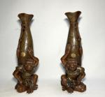 JAPON
Paire de vases en bronze à plusieurs patines supportés par...