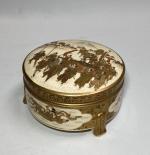 JAPON Satzuma
Bonbonnière couverte en porcelaine à décor polychrome de japonais...