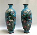 JAPON
Paire de vases en cloisonné et émaux polychromes à décor...