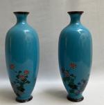 JAPON
Paire de vases en cloisonné et émaux polychromes à décor...