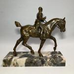 Gaston D'ILLIERS (1876-1932)
Piqueux
Bronze patiné, signé, présenté sur une base en...