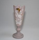 VASE en porcelaine à décor émaillé
H.: 26 cm