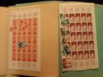 Dans une caisse en plastique, lot de timbres Français et...