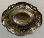 PLATEAU ovale en argent à décor floral
Travail anglais
Orfèvre: Daniel LOW...