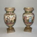 CAPODIMONTE
Paire de vases sur piédouche en porcelaine à décor polychrome...