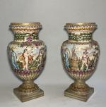 CAPODIMONTE
Paire de vases sur piédouche en porcelaine à décor polychrome...
