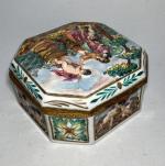 CAPODIMONTE
Boite carrée couverte en porcelaine à décor polychrome de scènes...