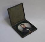 ECOLE FRANCAISE du XIXème
Portrait d'homme
Miniature ronde présentée dans un écrin...