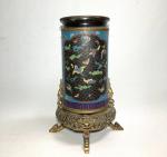 CHINE
Vase rouleau en bronze cloisonné et émaux polychromes à décor...