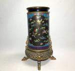 CHINE
Vase rouleau en bronze cloisonné et émaux polychromes à décor...